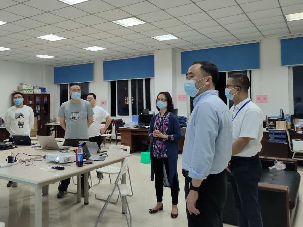 学校领导到一线检查校园防疫工作情况