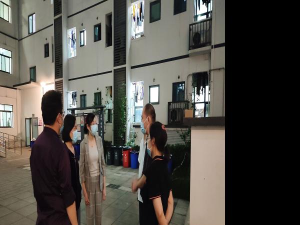  党委书记彭超等学校领导到新校区看望慰问食堂工作人员