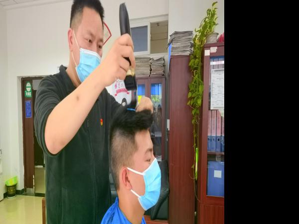 秒变理发师，重庆运输职院辅导员黎功科帮同学解决“头等大事”