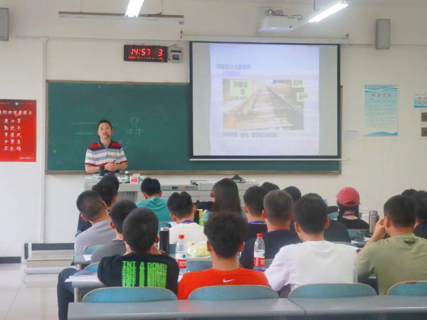 重庆运输职院2022届铁路“2+1”定向培养班转入强化培训阶段