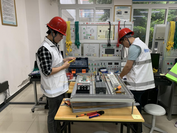 集团首届教职工技能大赛电工赛项（工业控制方向）举行 
