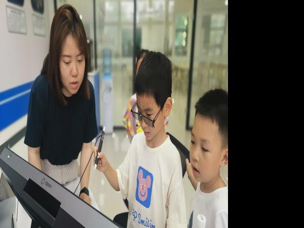 学校工会举办教职工子女“六一”主题关爱活动
