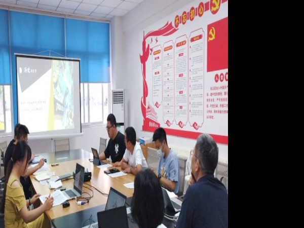 学校召开会议评选第二届优秀校友