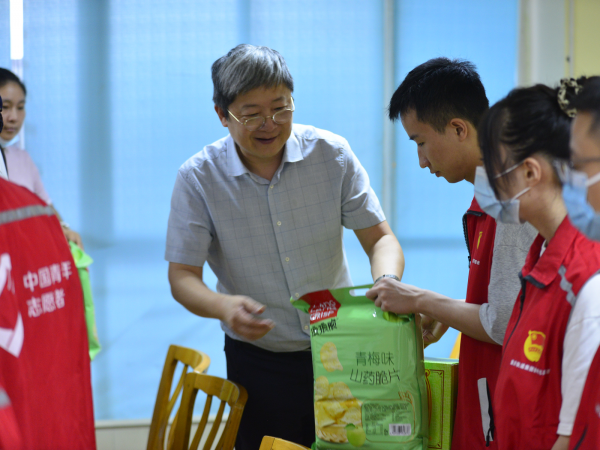 刘畅副校长到轨道李子坝站慰问在岗校友和参加“红马甲”志愿服务的在校学生