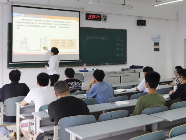 彭超等学校领导检查督导新学期线下教学工作