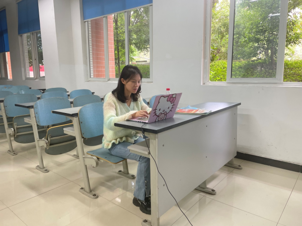 学校及时调整教学方式将300多门课程转为线上教学