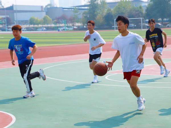 学校主校区篮球场翻新投用 师生健身再添好去处