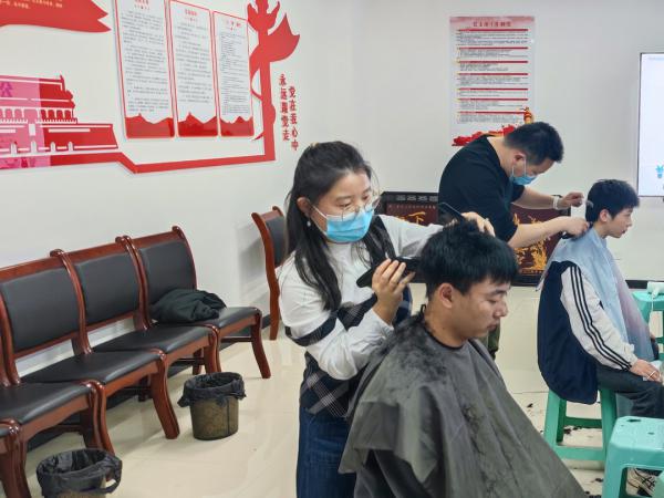 学校组建校园“托尼”团队缓解同学理发难题