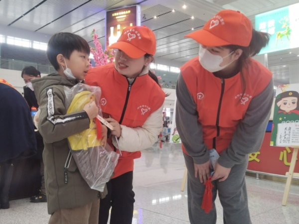 学校团委组织学生代表到重庆北站等交通场站开展学雷锋活动