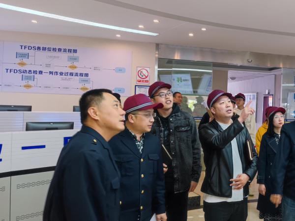 访企拓岗促就业∣轨道交通学院到重庆西车辆段调研交流