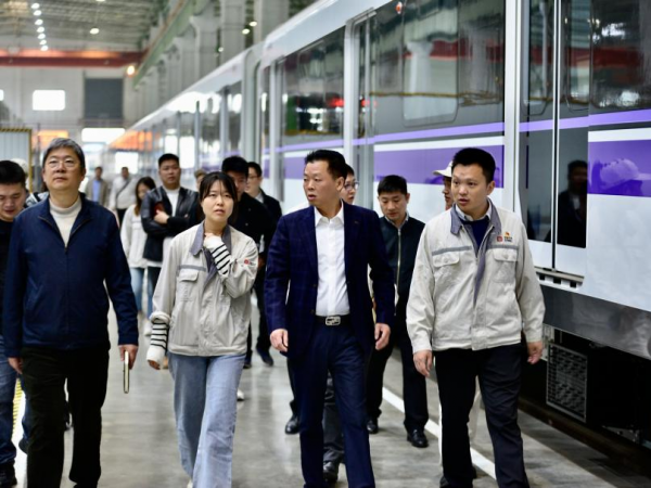学校张东旭董事长带队到重庆中车长客轨道车辆有限公司和中国铁路成都局重庆车辆段调研交流