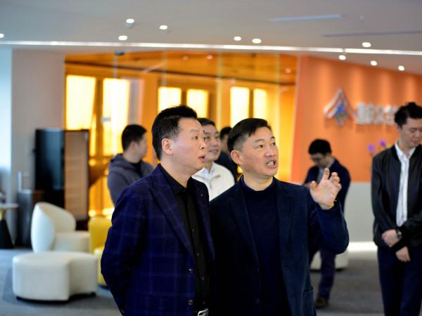 学校董事长张东旭带队到重庆众合智行交通科技有限公司调研交流