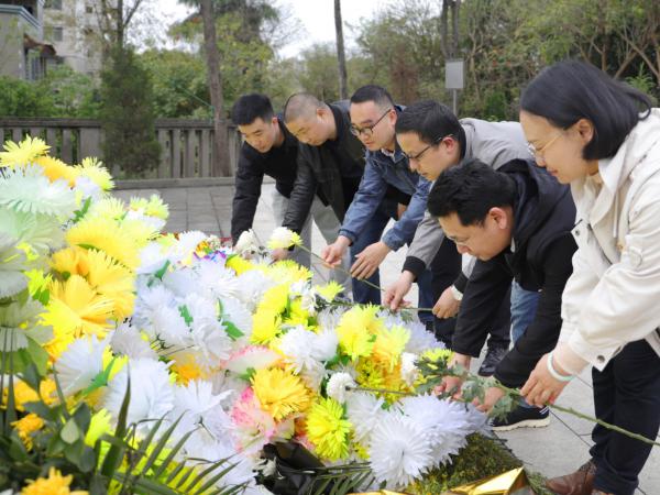 学校纪委组织纪检干部到江津双福冉钧烈士墓开展祭扫活动