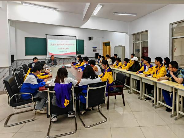 马克思主义学院召开思想政治理论课学生座谈会