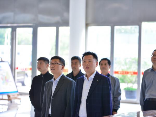 学校董事长张东旭带队到中国四联仪器仪表集团有限公司调研交流