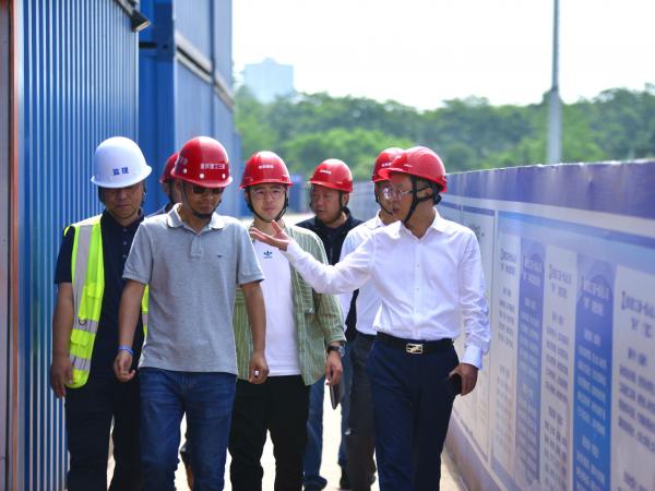 学校张东旭董事长到新校区检查二期扩建项目安全及课堂教学工作情况