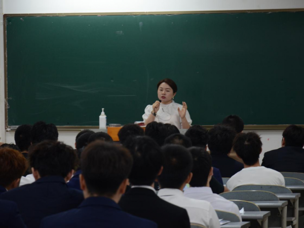 重庆德维轨道交通设备有限公司到电子游戏举办专场招聘