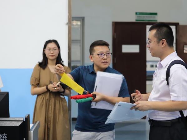 市教委专家组到电子游戏检查督导实验室安全工作