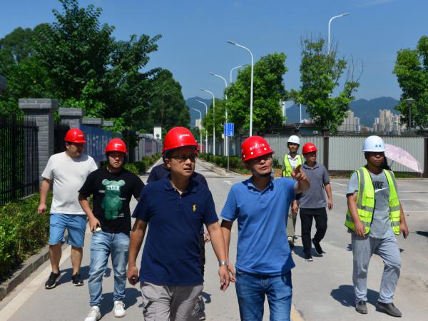 学校纪委书记兼工会主席杨睿到新校区检查二期扩建项目暑期施工情况