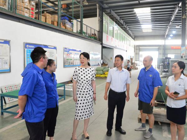 唐春林、马莉等校领导带队看望慰问参加暑期企业实践的教师代表