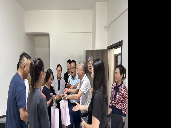 学校董事长张东旭、党委书记彭超率队到德感产教融合中心看望慰问驻中心工作人员