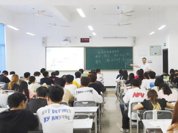 学校党委书记彭超带队检查督导秋季学期 教学运行情况