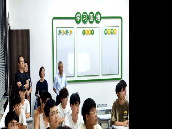 学校董事长张东旭带队检查德感产教融合中心运行和秋季学期教学工作情况