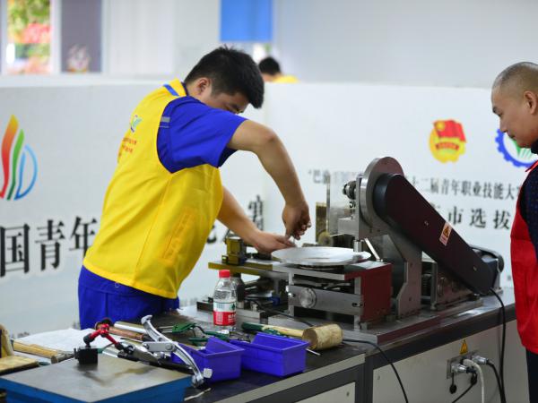“巴渝工匠”杯重庆市青年职业技能大赛暨“振兴杯”全国青年职业技能大赛市选拔赛钳工赛项在电子游戏落幕