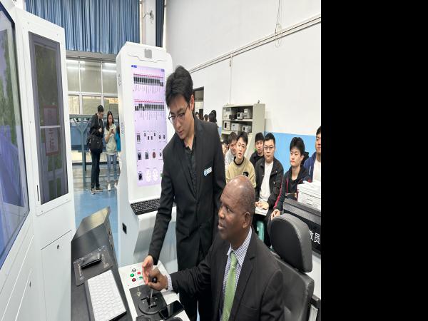 贝宁留华协会会长穆穆尼到访重庆运输职院