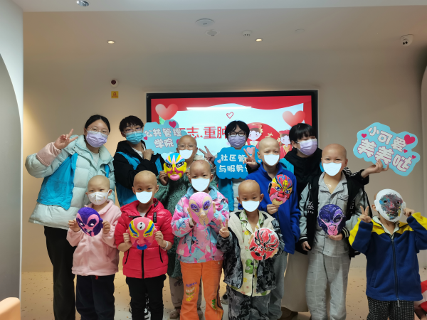 公管学院组织社工专业师生到重庆大学附属肿瘤医院开展关爱肿瘤儿童志愿服务活动