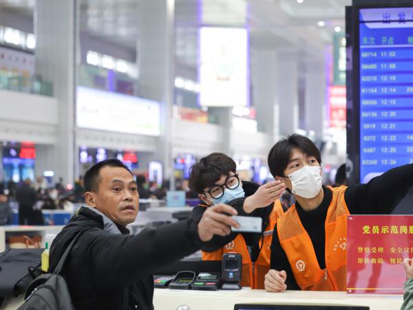 元旦期间电子游戏50多名在校生到相关站点提供交通志愿服务