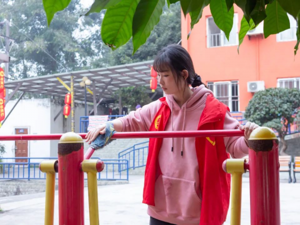 轨道交通学院组织师生代表到敬老院开展敬老爱老志愿服务活动