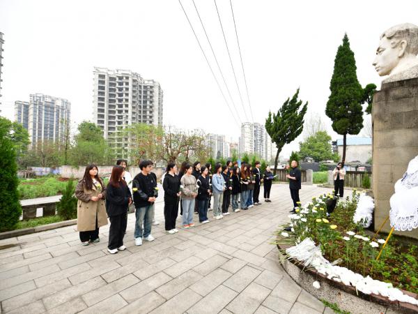 学校组织青年学生代表开展清明祭英烈主题活动