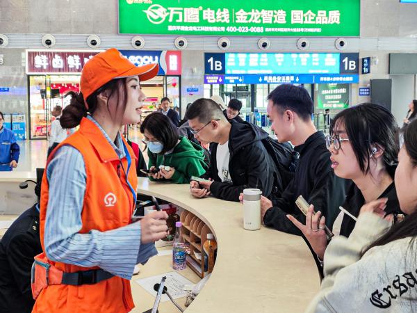 电子游戏清明假期组织50多名在校生到相关重点站段站点开展志愿服务活动