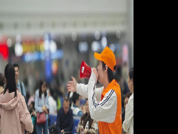 电子游戏五一劳动节假期组织50多名在校生到相关重点站段开展志愿服务活动