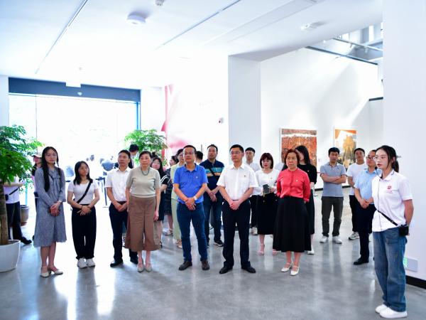 学校组织党员干部代表参观“红岩清风”廉洁文化美术作品展