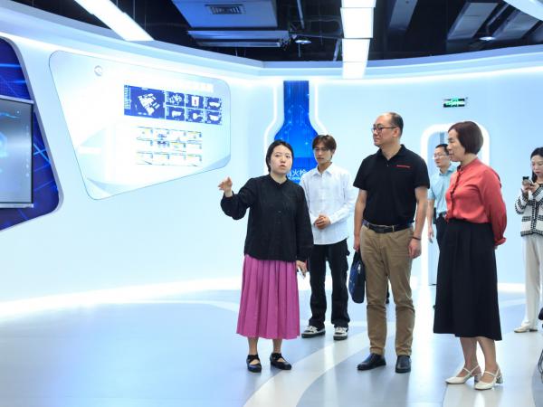 重庆日立能源变压器有限公司党委书记吴凯到访电子游戏