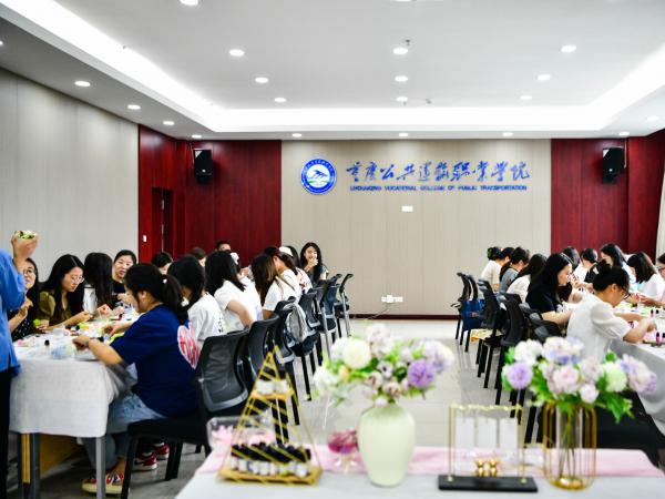 校工会举办教职工“花艺香薰蜡烛DIY”兴趣课堂活动
