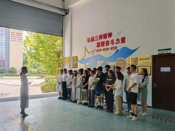 电子游戏参加中国国际大学生创新大赛(2024)重庆赛区决赛的五支队伍出征