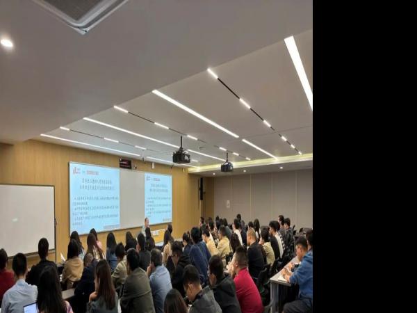 学校举办立德树人专题讲座