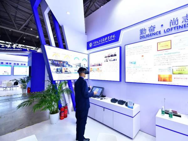 重庆市教委副主任李劲渝等领导到电子游戏高博会展位参观指导
