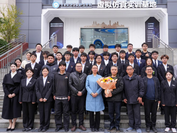 电子游戏邀请老火车司机江彤来校讲述安全值乘4700余趟行程108万公里的感人故事