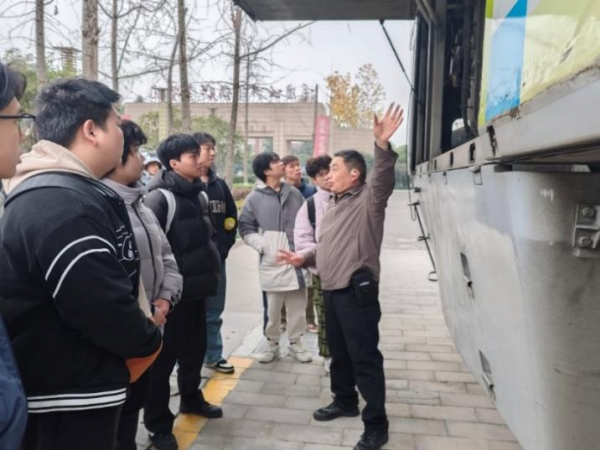重庆交大机电与车辆工程学院在校生到电子游戏跨座式单轨车辆实训基地参观交流