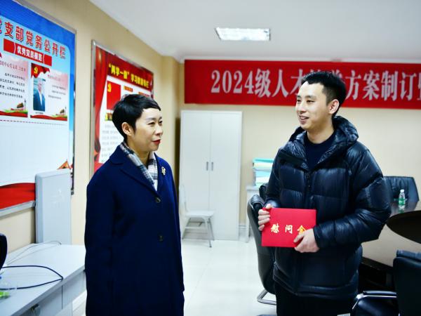 重庆交通开投集团党委委员、财务总监冷湘带队到电子游戏走访慰问专业技术人才