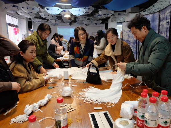 电子游戏举办非遗扎染技艺体验职工兴趣课堂活动