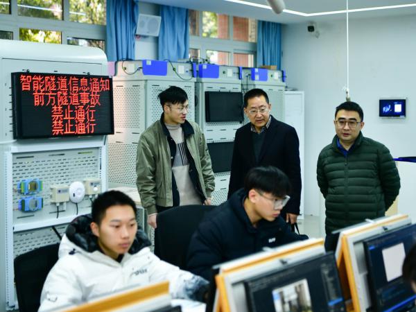 学校党委书记白凯率队调研智慧交通学院