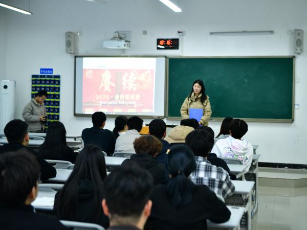 党委宣传部组织学生代表开展清明云上祭英烈活动