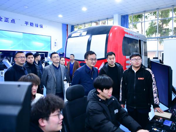 刘林董事长与到访电子游戏的璧山职业教育中心党委书记陈国庆座谈交流