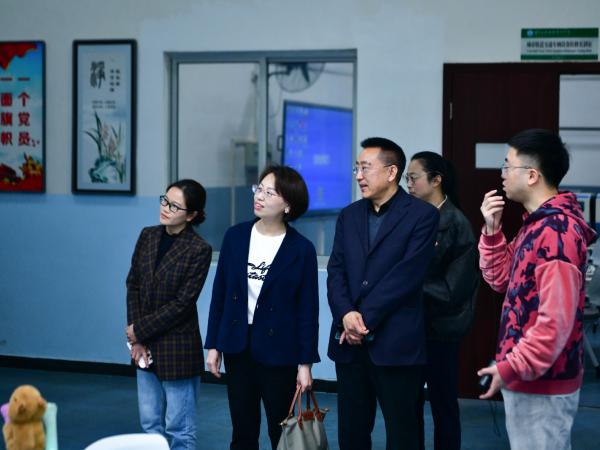 重庆应用技术职院党委书记何菲率队到电子游戏调研交流
