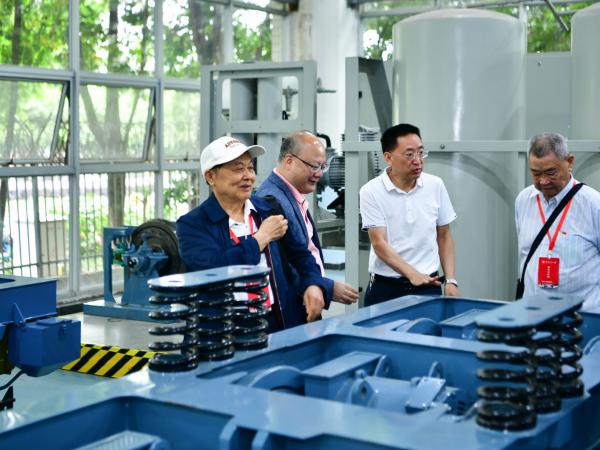 重庆交通大学关工委到电子游戏考察洽谈交流
